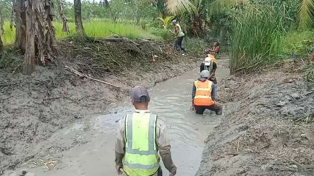 PEMBERSIHAN PARIT DENGAN CARA MANUAL