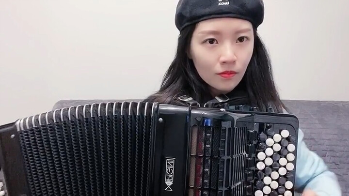 Cô gái cover "He's a Pirate" với đàn accordion