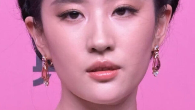 The beauty of female stars in the blooming flowers