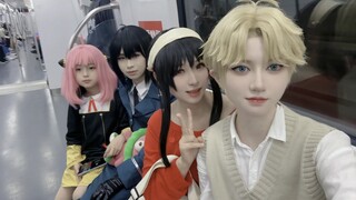 Đó là một gia đình thực sự đang cosplay SPY×FAMILY và đi xem phim! Phim rất hay và tôi nhận được rất