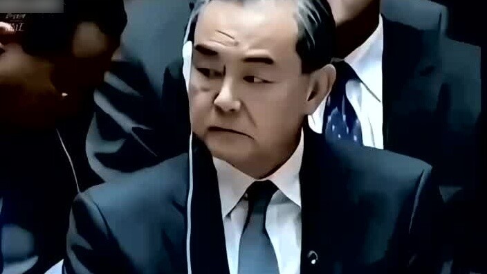 Hãy để anh ấy mạnh mẽ, làn gió vuốt ve những ngọn đồi; Hãy để anh ta kiêu ngạo, trăng sáng chiếu rọi