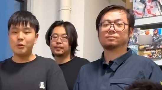 Một gói hàng lạ xuất hiện ở cửa studio...