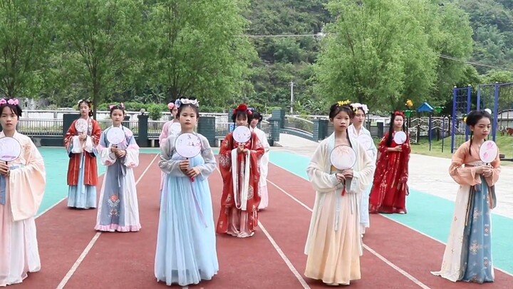 Wucun Town Central Primary School Flower Festival Dance "Sail in the Mist and Rain" Group Dance of t