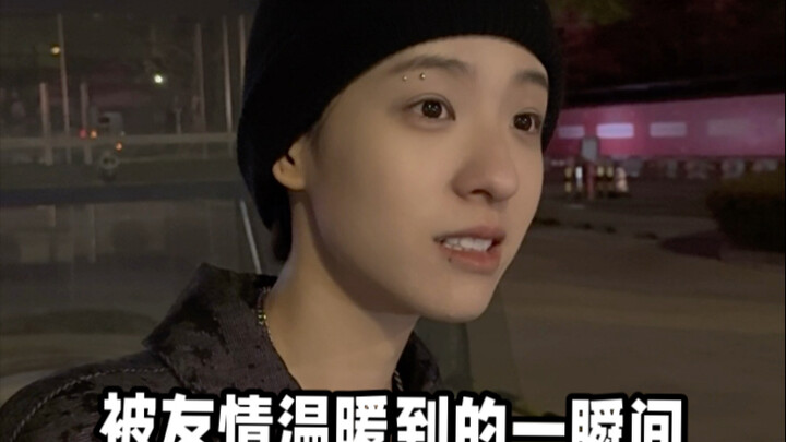直女不语，只是一味地乱磕