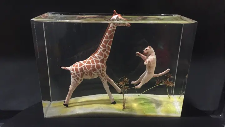 [DIY]Making a giraffe with clay and putting it into an amber