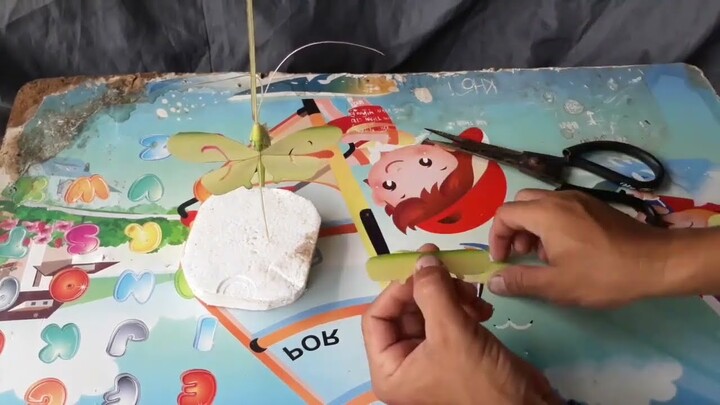 Instructions for making a toy butterfly out of young coconut leaves