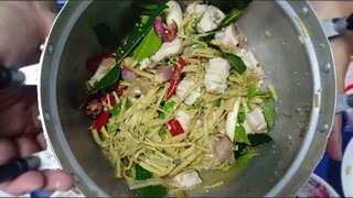 หมกหม้อหน่อไม้ใส่หมูสามชั้น อาหารอีสานแซ่บๆจ้า | สาวโรงงาน พาแซ่บ