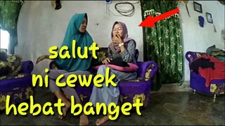 Cewek hijab lucu Makan Jeruk nipis manis tanpa ekspresi