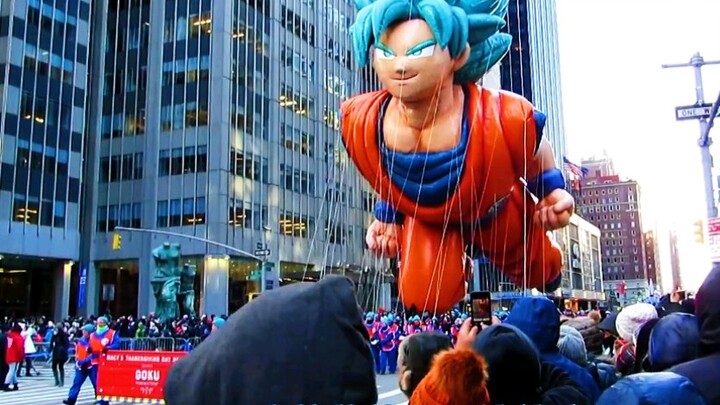 Dragon Ball: Giant Super Blue Goku terbang melintasi Manhattan, New York, AS, menarik puluhan ribu o