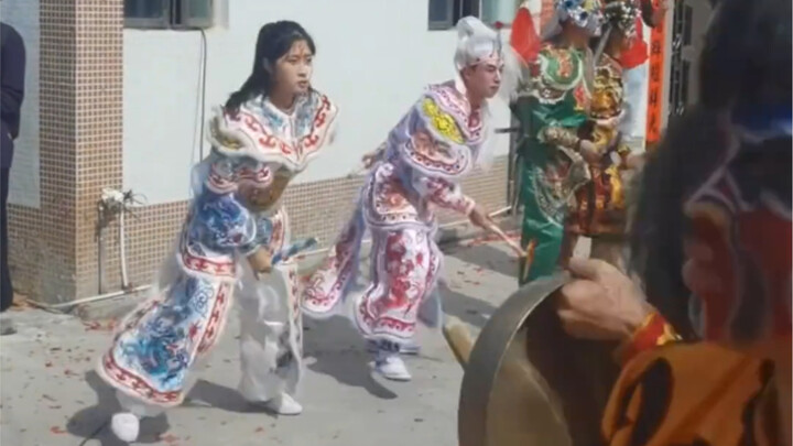 The Yingge dance of Chaoshan women is handsome, cool and beautiful