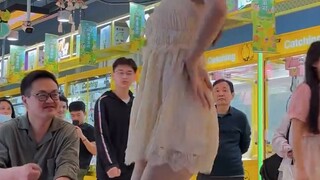 Cô gái buộc tóc hai bím dịu dàng quá, tôi thích điệu nhảy luv của Apink quá.