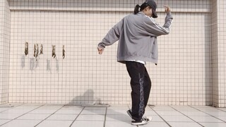 小伙展示太空步的套路，人人都能飘起来