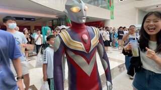 Điều gì xảy ra khi Tiga gặp bgm của mình tại Comic-Con?