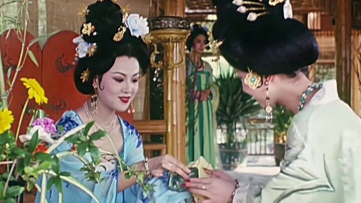 Tak heran jika kini tak ada lagi orang yang memakai bunga atau mahkota di rambutnya, karena bentuk w