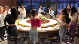 รวมแฟนแดนซ์? สาว ๆ เต้นรำกันที่โต๊ะอาหาร! การเต้นรำบนโต๊ะอาหารมื้อค่ำที่ร้อนแรงที่สุด