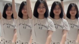 深圳校服 眼镜妹真反差……