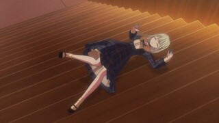 Wakaba Mutsu berguling menuruni tangga selama sepuluh menit
