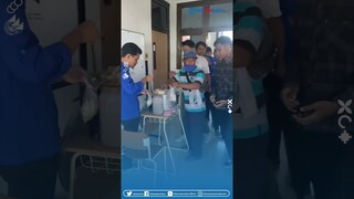 Momen Seorang Dosen Traktir Mahasiswa Makan Somay di Kelas, Pancinya Sampai Dibawa Masuk