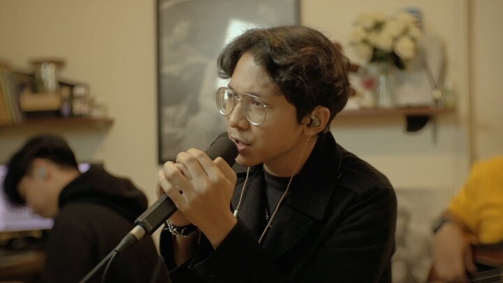 See You On Wednesday | Aldrian Risjad - Berlari Pelan di Kota yang Cepat  ( Live Session)