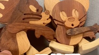 Make cats and mice out of wood, the cat is a little "silly"
