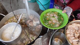 Xuất hiện nồi bánh canh giò heo đông nghẹt khách trên vỉa hè Sài Gòn