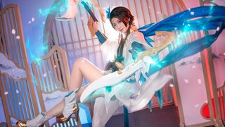 Cô gái xinh đẹp cosplay nhảy cực cuốn