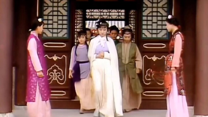 以前的“大家闺秀”走路仪态优雅端庄，现在的放飞自我