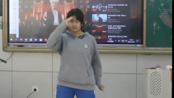 เมื่อสาวเงียบในคลาสเต้นเพลง Super ของ SVT ในงานปาร์ตี้วันปีใหม่...
