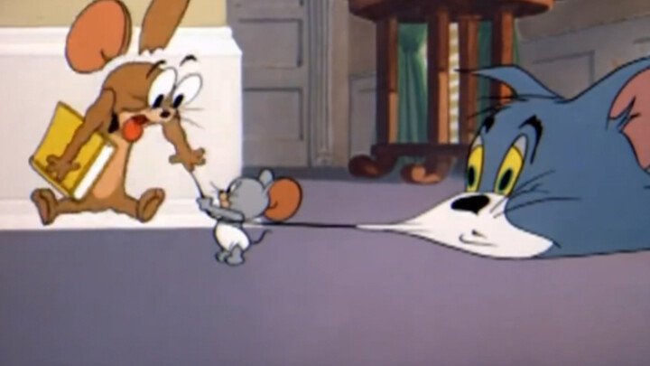 Những con chuột được Jerry dạy thì khác, chúng lao tới và đánh cô giáo một trận.