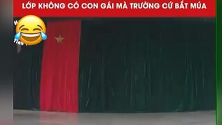 Lớp không có con gái mà trường cứ bắt múa