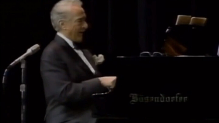 Pembalik Halaman Lembar Musik Victor Borge (Bermain Piano Terbalik)
