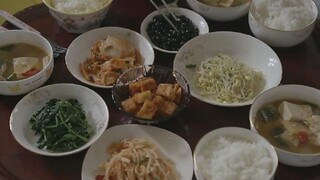 韩国人吃饭，桌上全是咸菜