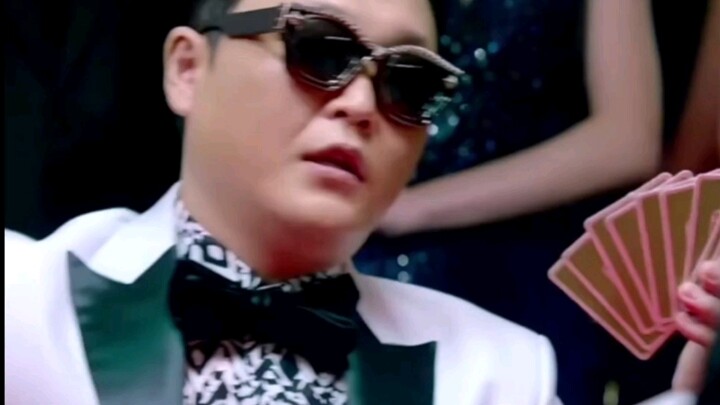 Fat Gor, Jacky Cheung และ Psy กำลังเล่น Landlord และแต่ละมือมีค่าใช้จ่ายมากกว่าสามหรือสองดอลลาร์