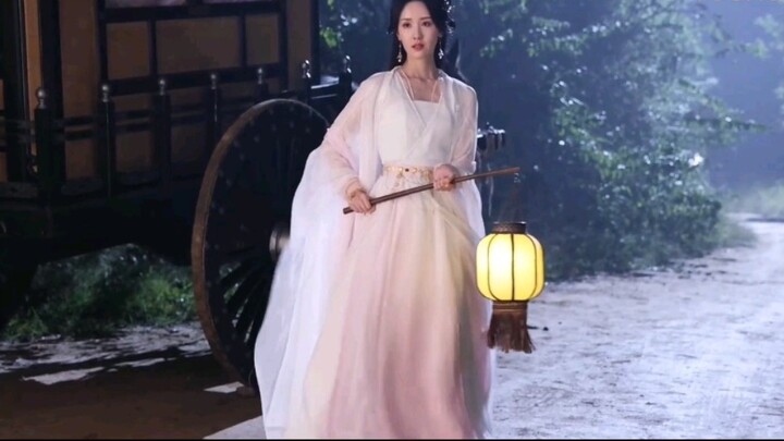 Chen Duling is the chosen one in ancient costume. The blue silk dress is draped over the ground. The