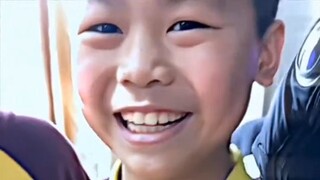 "Cô giáo bắt tôi lộn ngược người lại."
