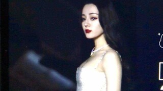 [Dilraba Dilmurat] As soon as she appeared, she became popular and trended. This raw photo is too...