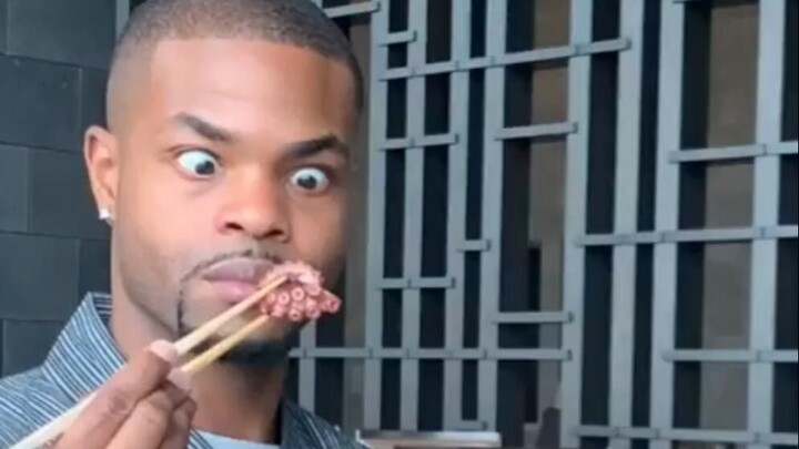 What happens when black people learn to use chopsticks? Hahahaha, I'm laughing like a tornado, chaos