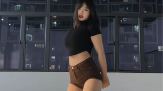 Sunmi "Tail" Jadilah wanita jahat yang cantik~