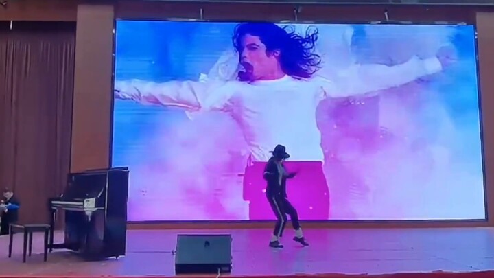 Siswa kelas dua menampilkan "Billie Jean" Michael Jackson di depan 800 orang di seluruh kelas - vers