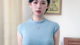 Một chú lợn con: một cô gái ốm yếu và mềm yếu đang tập squat