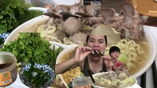 ก๋วยเตี๋ยวหมูตุ๋น น้ำซุปแซ่บๆแบบเข้มข้น พริกกะปิคือเก่าจ้า | แม่ชบา พาแซ่บบ