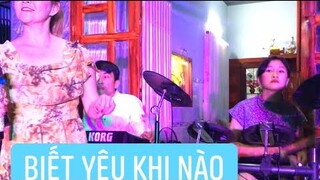 Biết Yêu Khi Nào Hát Cực Dễ Thương Của Cô Ca Sĩ Đẹp Với Drum Ni Ni