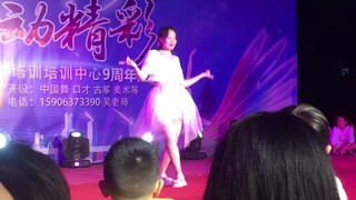 15岁女生第一次上台翻跳林娜琏的《POP！》