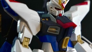 [Bandai MG Gundam Review] ดีไซน์ Chapter 33 เมื่อ 15 ปีที่แล้ว ดีไหม? "เอ็มจี สไตรค์ ฟรีดอม กันดั้ม"