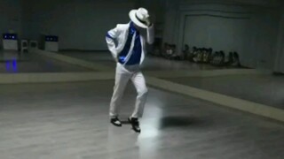 给学生们表演Michael Jackson的Smooth criminal.融合演唱会跟MV的感觉。