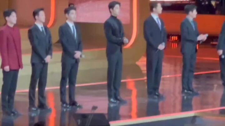 Among the crowd, Xiao Zhan is also tall.