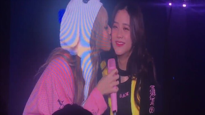 【Blackpink】Lisa Sneaked a Kiss On Jisoo On Stage