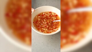 Pha nước chấm tỏi ớt luôn nổi