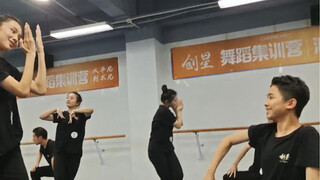 当kpop男孩跳民族舞