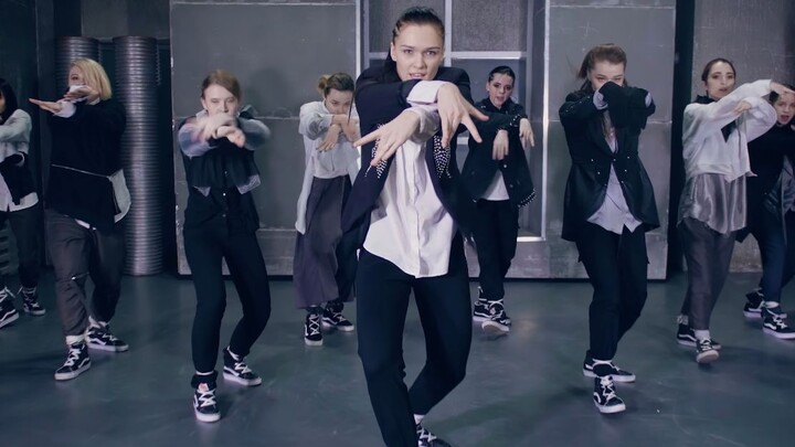 Adikku sangat kuat! Gadis Rusia membawakan lagu NCT 127 "Simon Says" di dalam ruangan [MAD Dance Tro